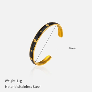Detail of a 18K gold plated stainless steel star bangle with 60mm diameter and 11g weight