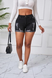 Details von schwarzen High-Waist-Jeans-Shorts mit Rissen und umgeschlagenem Saum
