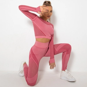 Dettaglio del set yoga rosa senza cuciture con motivi traforati e fori per i pollici