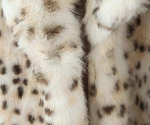 Makro-Detail des weichen Kunstpelzkragens mit hochwertiger Leoparden-Textur