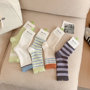 Vue détaillée de cinq paires de chaussettes en coton aux rayures et couleurs pastel