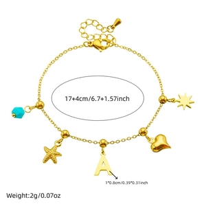Bracelet doré en acier inoxydable avec étoile de mer, lettre A et perle bleue sur fond blanc