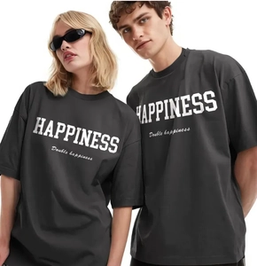 Nahaufnahme des dunkelgrauen Baumwoll-T-Shirts mit Lettering und Oversized-Passform