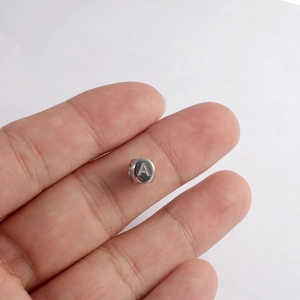 Perle carrée en acier inoxydable argenté avec lettre A gravée pour bijoux DIY