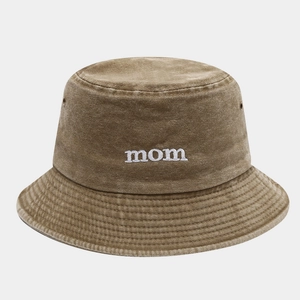 Dettaglio del ricamo MOM sul cappello a secchiello in cotone lavato kaki con occhielli