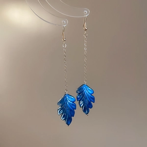 Boucles d'oreilles pendantes feuilles bleues et perles avec chaînes argentées élégantes