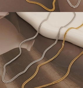Détails de colliers en maille épi finitions or, argent et or rose poli brillant