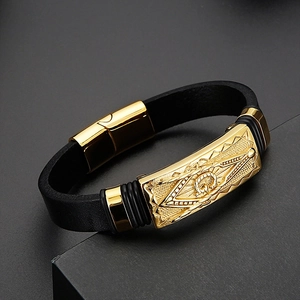 Détail du bracelet en cuir tressé noir avec plaque en métal doré symbole maçonnique