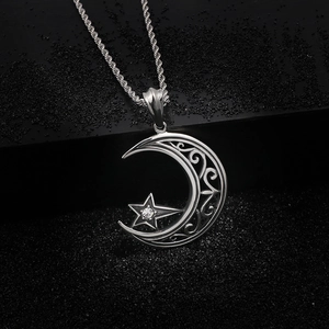 Vue détaillée du pendentif lune et étoile avec une pierre précieuse centrale brillante