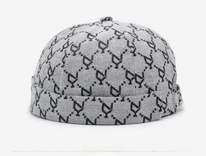 Vista laterale del cappello docker retrò hip-hop con trama geometrica jacquard grigia