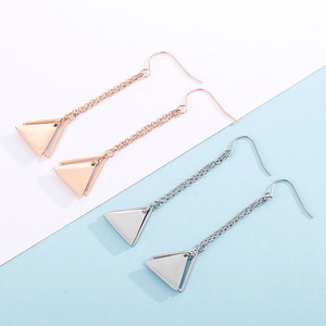 Detail of long fringe earrings with geometric triangles in rose gold and silver finish