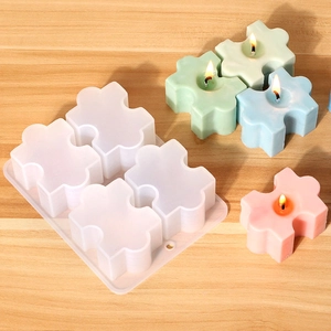 Dettaglio dello stampo in silicone a puzzle a 4 cavità con candele colorate in cera