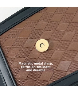 Détail du fermoir magnétique doré sur le sac à téléphone en cuir marron matelassé