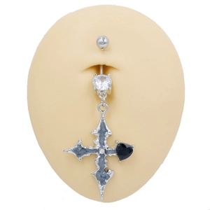 Piercing de nombril croix avec zircon coeur noir sur modèle en silicone, bijou argenté