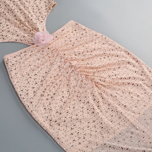 Gros plan détaillé de la robe rose avec strass de luxe et accents floraux en relief