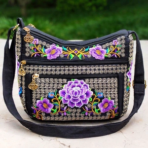Borsa a tracolla etnica in tela nera con ricami floreali viola e rosa per donna