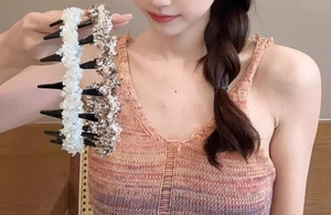 Détail de serre-tête tressé en peluche blanc et marron avec dents antidérapantes
