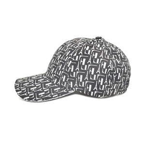 Détail de la casquette de baseball avec motif imprimé de la tour Eiffel et de lettres