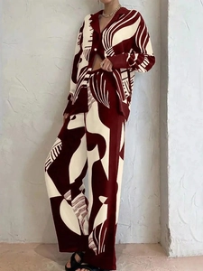 Détail du motif géométrique abstrait rouge et crème sur l'ensemble deux pièces pour femme