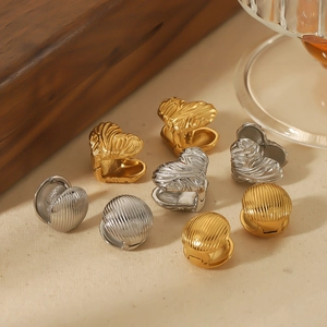 Boucles d'oreilles cœur en acier inoxydable doré et argenté avec texture brossée