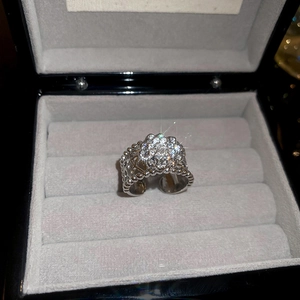 Détail macro d'une bague fleur en zircone ajustable présentée dans un écrin à bijoux