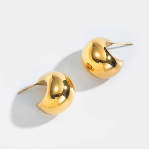Pendientes de aro ancho de media luna en acero de titanio chapado en oro de 18 quilates