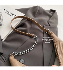 Détail de la bandoulière en cuir souple avec chaîne argentée et grain de texture litchi