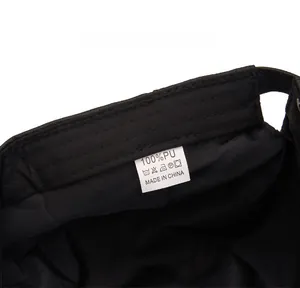 Détail de l'étiquette d'entretien 100% cuir PU et de la doublure intérieure de la casquette