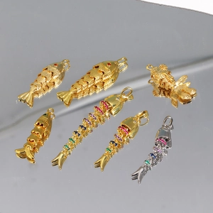 Détail de pendentifs carpe koï articulés en plaqué or et argent avec gemmes colorées