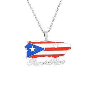 Gros plan détaillé du pendentif drapeau Porto Rico en émail avec cœur et étoile