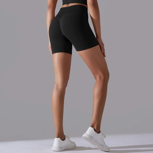 Détail macro du short de sport noir sans couture à taille haute avec texture tricotée