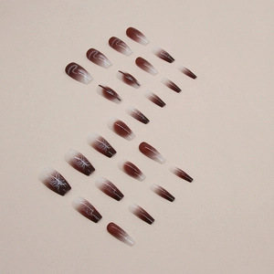 Faux ongles ballerine dégradé marron et blanc avec motif serpent brillant
