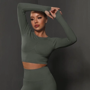 Gros plan du tissu côtelé vert olive sans couture sur le haut yoga et le legging