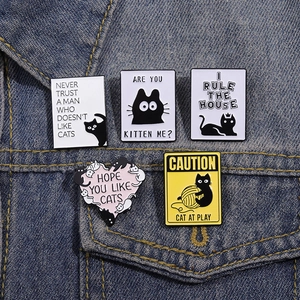 Set di 5 spille in smalto a tema gatto su giacca di jeans con scritte divertenti