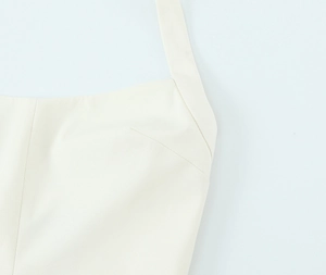 Détail du col licou et des coutures sur une robe à rayures de couleur beige crème