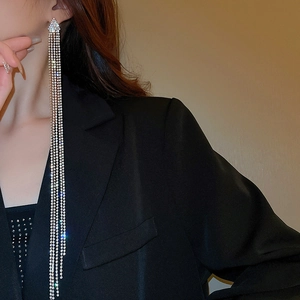 Gros plan de boucles d'oreilles pendantes argentées avec strass brillants sur un mannequin