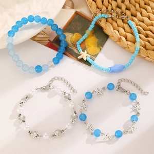 Set di braccialetti con perline blu e ciondoli a forma di stella marina e conchiglie