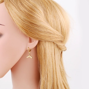 Boucles d'oreilles queue de poisson or 18k avec micro-pavé de zircone sur oreille