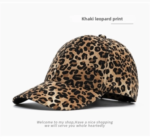 Detailansicht des Khaki-Leopardenmusters und der Stofftextur auf einer Baseballkappe