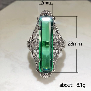 Bague vintage argentée ajourée avec zircon vert rectangulaire et ses dimensions