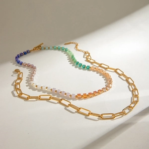 Ensemble de colliers superposés dorés avec perles en cristal colorées et maille épaisse
