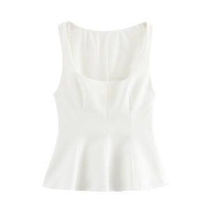 Witte mouwloze top met vierkante hals en geplooide taille op een effen witte achtergrond