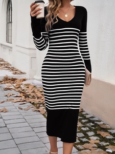 Gros plan d'une robe en maille rayée noir et blanc avec décolleté en V et coupe ajustée