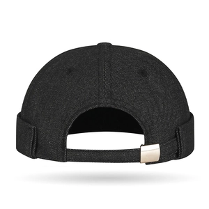Berretto docker in denim nero con fibbia in metallo regolabile per look streetwear