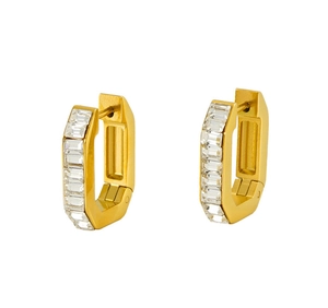 Détail de boucles d'oreilles géométriques dorées 18K avec zircons blancs taille émeraude