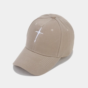 Détail latéral d'une casquette en coton sergé kaki avec étoile blanche brodée