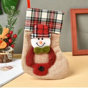 Détail d'une chaussette de Noël avec bonhomme de neige 3D et revers à carreaux rouges