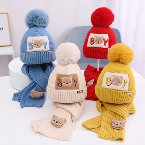 Details der Strickstruktur von Kinder Wintermütze und Schal Set mit süßen Bären-Patches