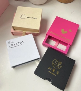 Vista detallada de varias cajas de regalo de lujo con diseños de cajón y tapa abatible