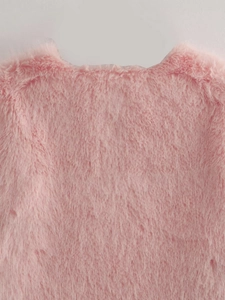 Dettaglio del colletto posteriore e della spalla di una giacca in finta pelliccia rosa